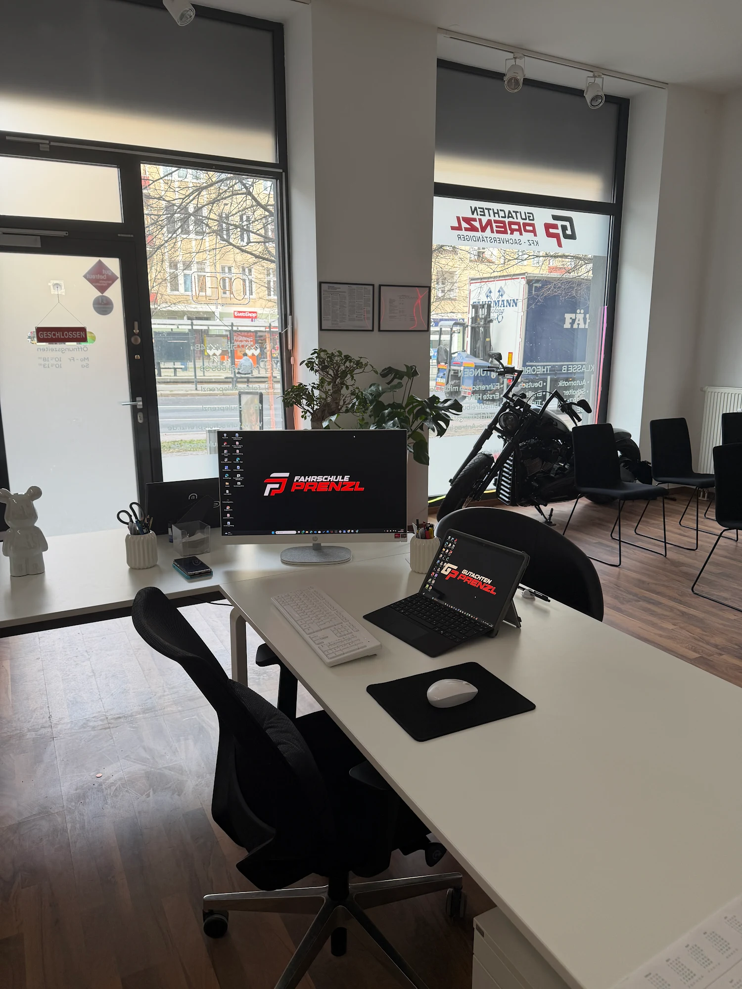 Arbeitsplatz im Büro von Gutachten Prenzl mit Blick auf die Prenzlauer Allee