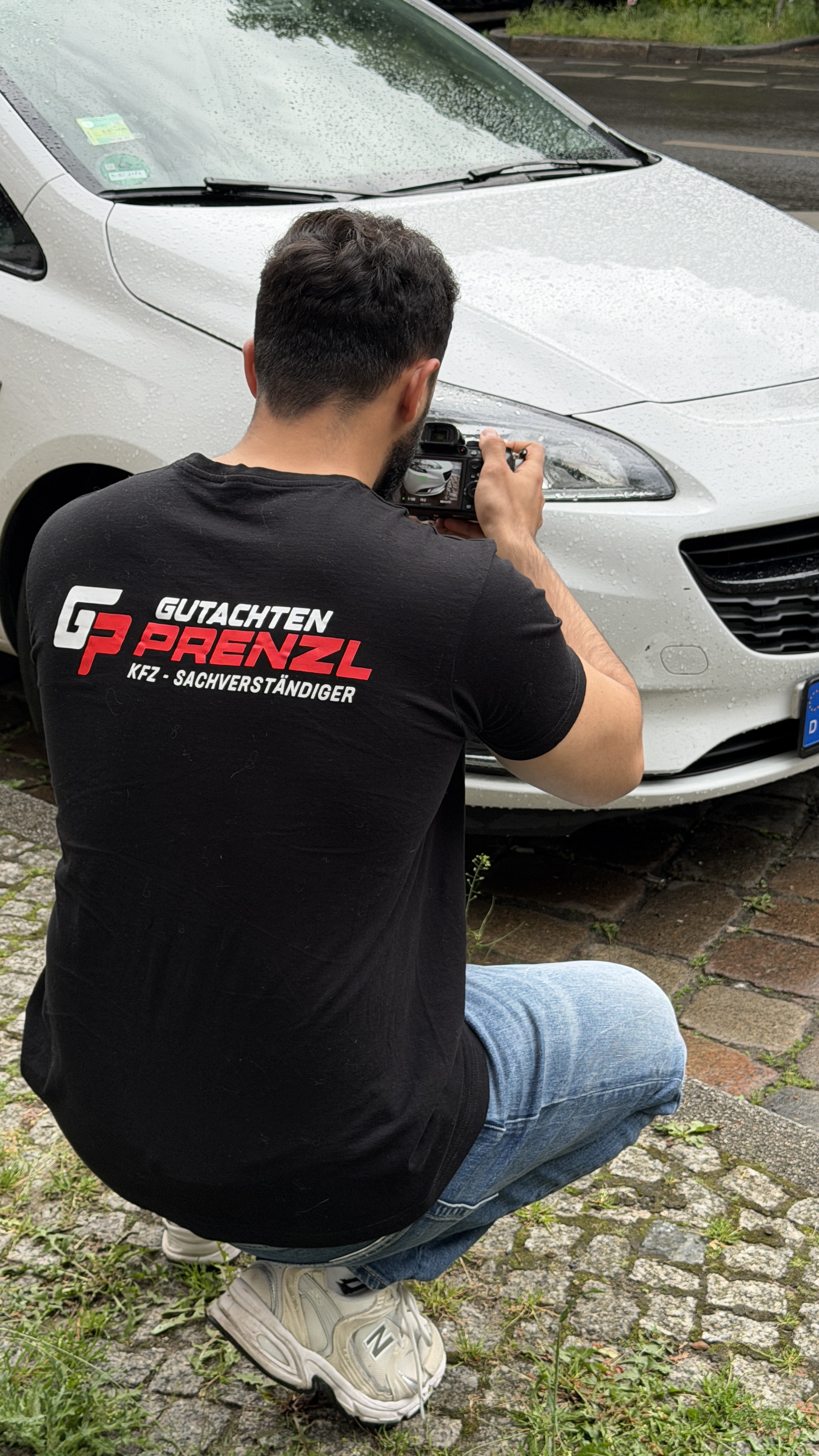 Atakan Arslan fotografiert einen Fahrzeugschaden bei der Begutachtung
